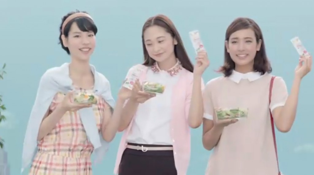 キューピー「彩りプラス＋」CM『ふれふれ、サラダ』篇