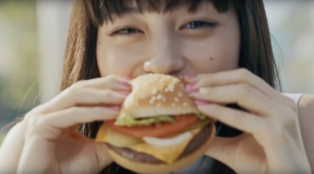 サントリー 黒烏龍茶 CM『ファストフードに恋してる』篇  中条あやみ