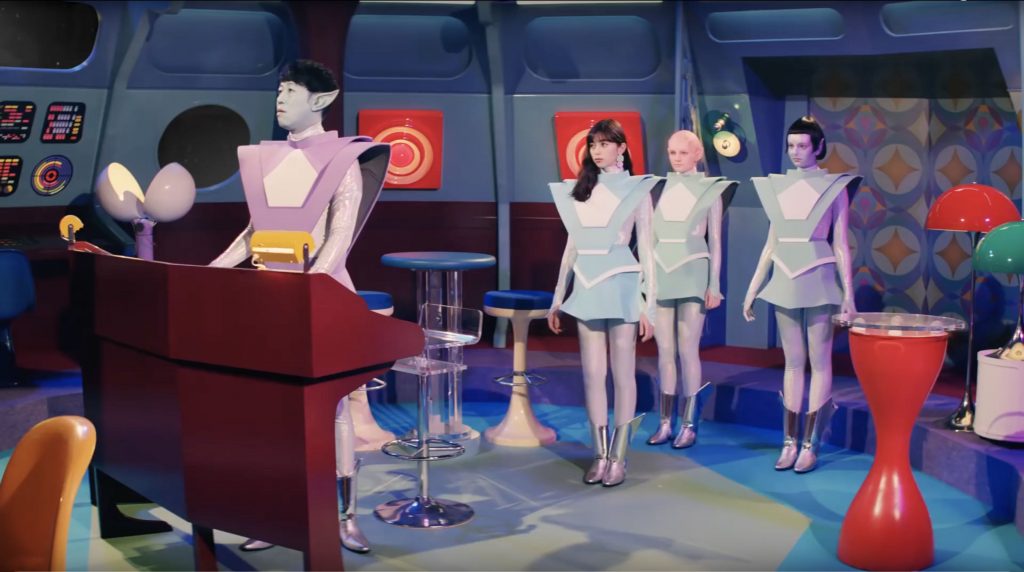 GU TVCM  小籔千豊×中条あやみ『地球には、自由がある。』篇