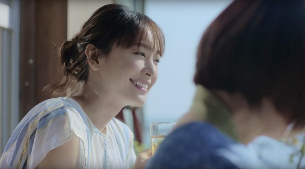十六茶 TVCM「真夏の十六茶家族」編　新垣結衣