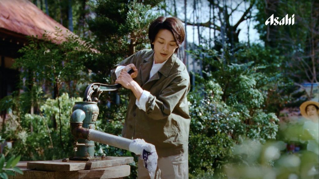 アサヒ飲料 十六茶 TVCM 「自然に、健康。」となりのお兄さん春編、グラフィック  中村倫也