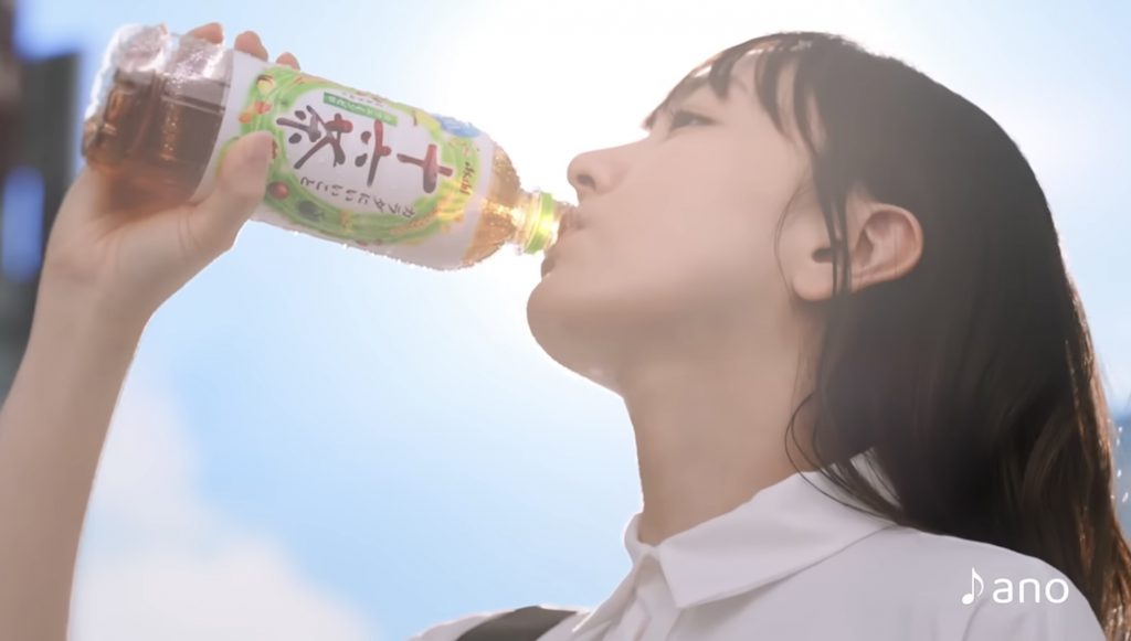 アサヒ飲料　十六茶 CM 「16チャージ！交差点」編 新垣結衣